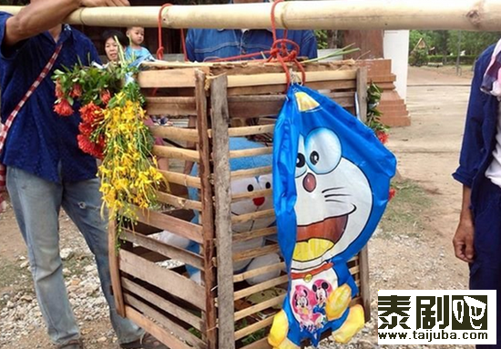 奇葩：泰国人用哆啦A梦求雨 