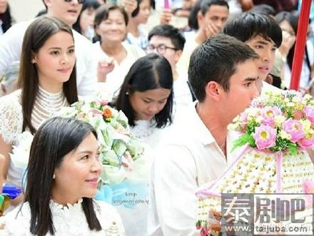 Ae带领Nadech&Yaya&JamesMa&Noey等做功德现场照