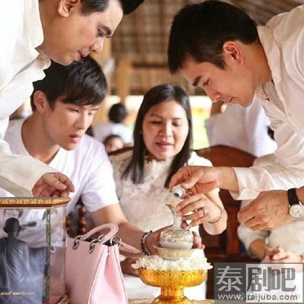 Ae带领Nadech&Yaya&JamesMa&Noey等做功德现场照