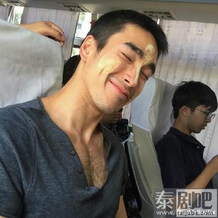 泰星Nadech缅甸之行穿纱笼照