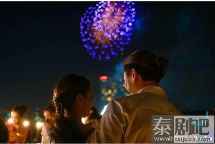 Janie与Keng相拥观看烟花照