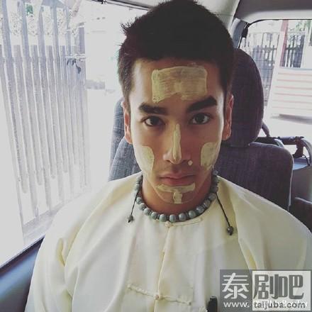 泰星Nadech穿纱笼游缅甸照片