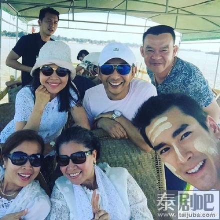 泰星Nadech穿纱笼游缅甸照片