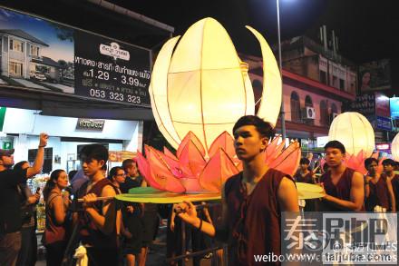 泰国清迈水灯节花车游行现场照