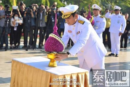 泰国总理巴育向七世皇纪念碑敬献花圈