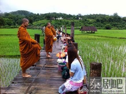 泰国旅游:泰国最长的木桥长达600米的苏东佩木桥美景