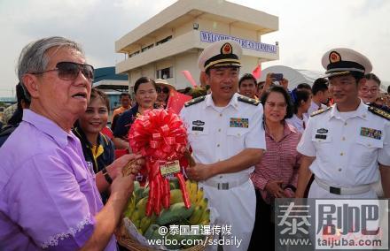 众多华人代表迎接中国海军舰队