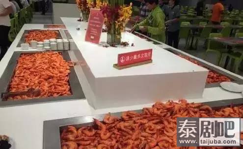 中国游客泰国疯狂铲虾