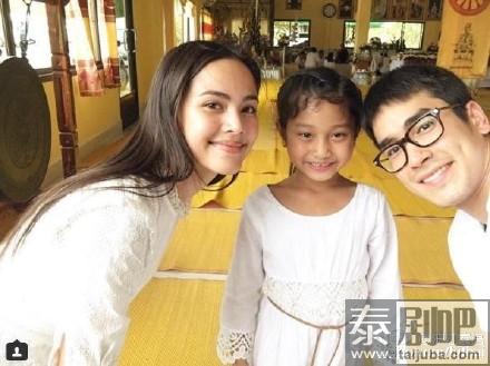 泰星Nadech&Yaya一身白衣携手共做功德