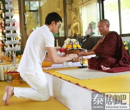 泰星Nadech&Yaya一身白衣携手共做功德