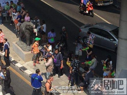 泰国泼水节:人山人海的曼谷是隆路