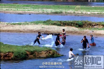 泰国旧照片:50年前的宋干节 泰国人路边泼水“简单粗暴”