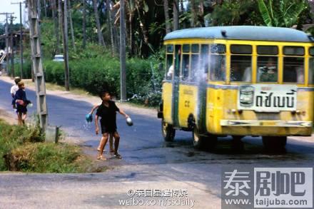 泰国旧照片:50年前的宋干节 泰国人路边泼水“简单粗暴”