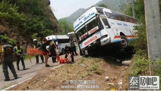 碧差汶府旅游巴士上坡失败倒退翻至山脚