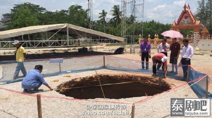 泰国甲米寺庙现大坑