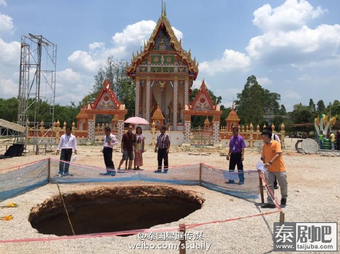 泰国甲米寺庙现大坑