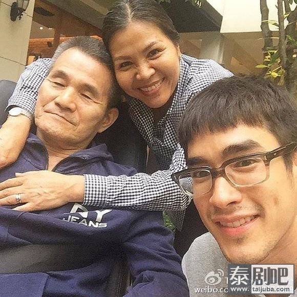 泰星Nadech与父母