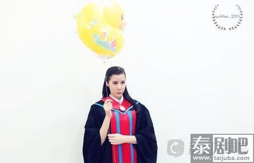 泰星Eshter身着学士服参加毕业典礼彩排