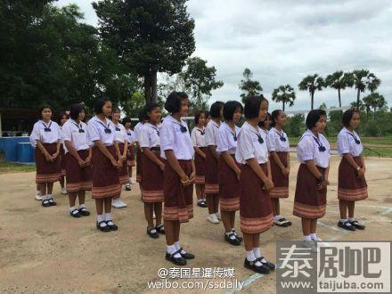 泰国小学生穿民族服饰上学