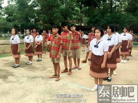 泰国小学生穿民族服饰上学