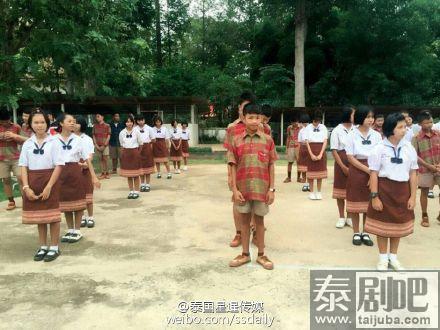 泰国小学生穿民族服饰上学