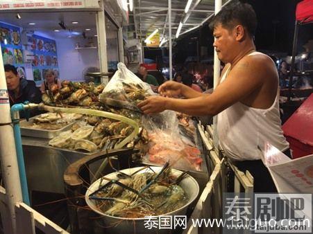 泰国清迈夜市火爆场面照