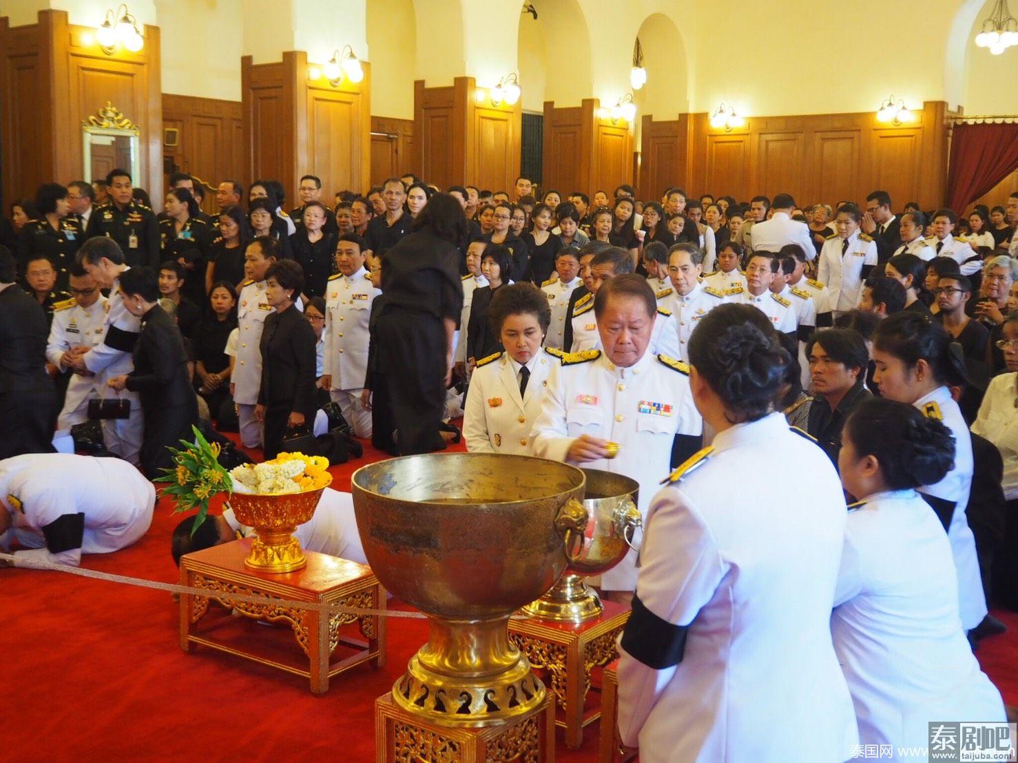 英拉与巴育参加国王御像浴圣水仪式照