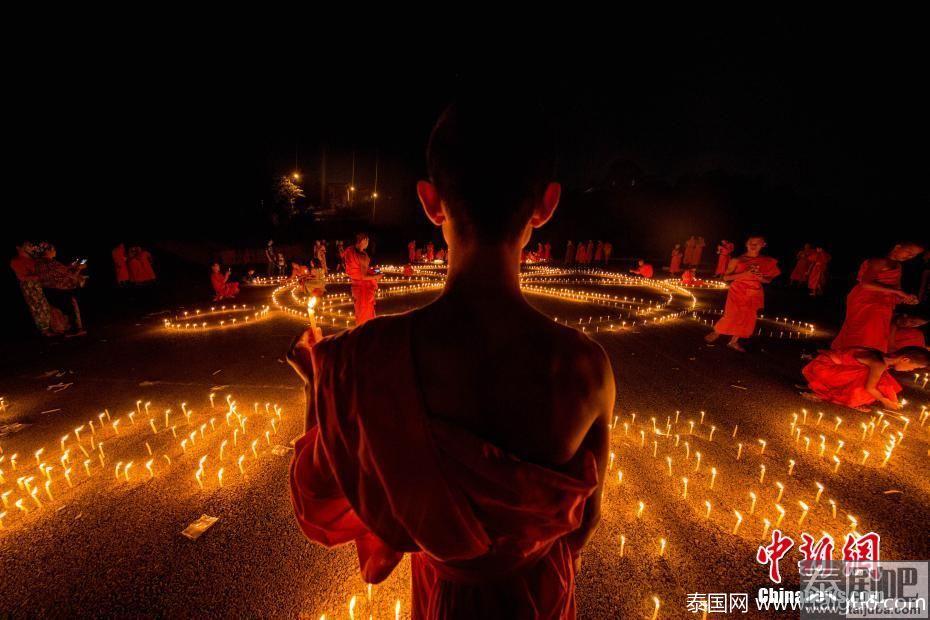 云南傣族点灯哀悼普密蓬国王