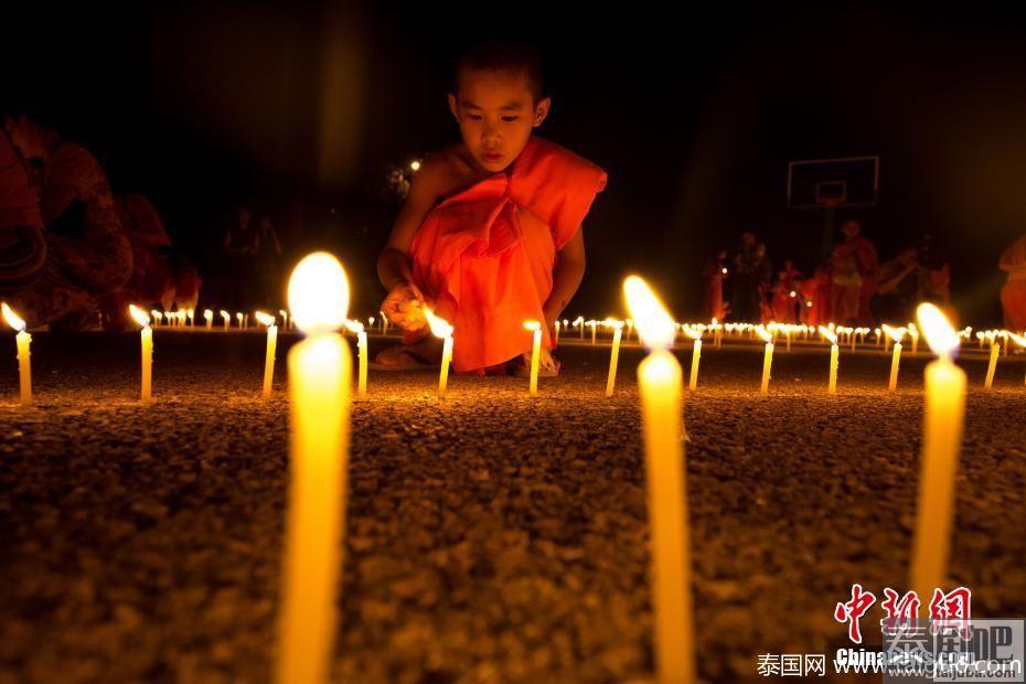 云南傣族点灯哀悼普密蓬国王