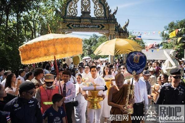 泰星Nadech与Yaya参加功德盛会