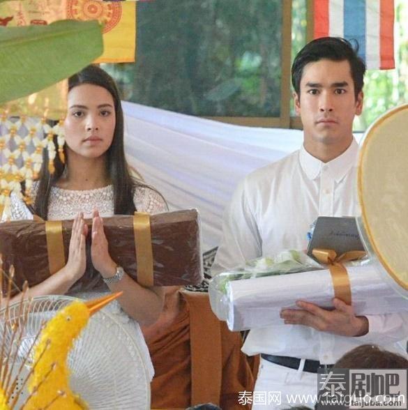 泰星Nadech与Yaya参加功德盛会