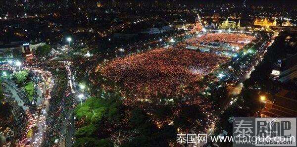 泰国万民秉烛大合唱现场照