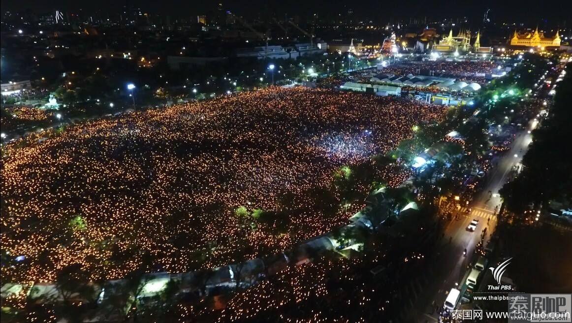 泰国万民秉烛大合唱现场照