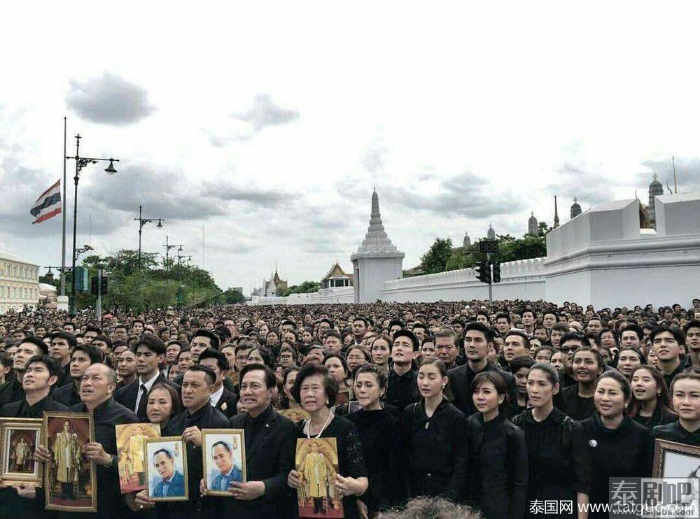 泰星齐聚皇家田广场参与国王赞歌合唱活动