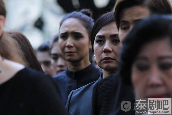 CH3台泰星群聚皇家田广场参与歌唱国王颂歌活动