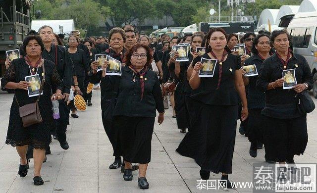 泰国民众排队瞻仰国王灵柩