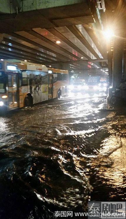 泰国多地遭水灾