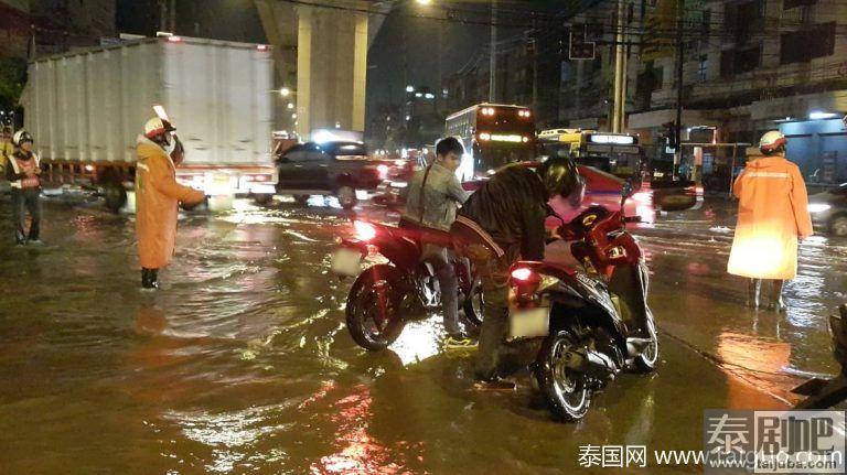 泰国多地遭水灾