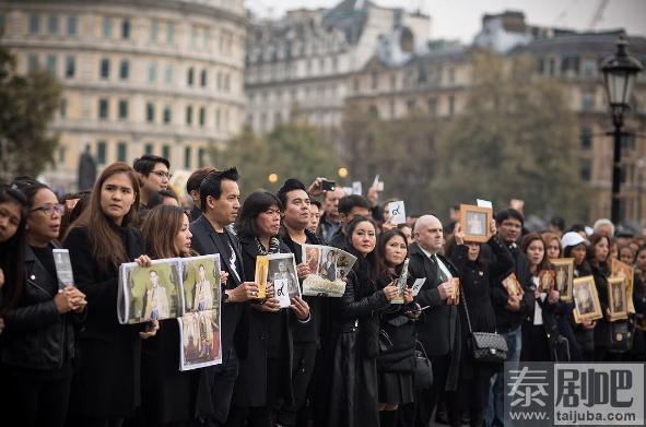 泰国知名明星经纪人A-Supachai与数千泰国人伦敦吊唁国王