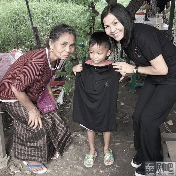 泰星Nadech父母送黑衣给贫民