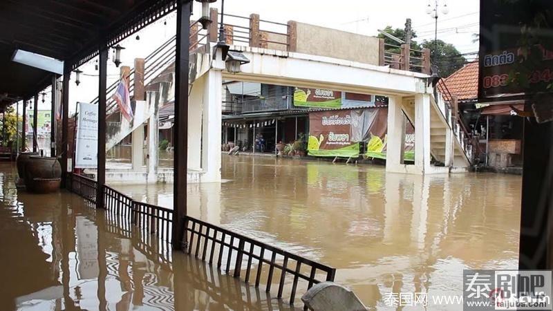 泰国旅游:一场大雨“安帕瓦”被淹成了名副其实的水上市场