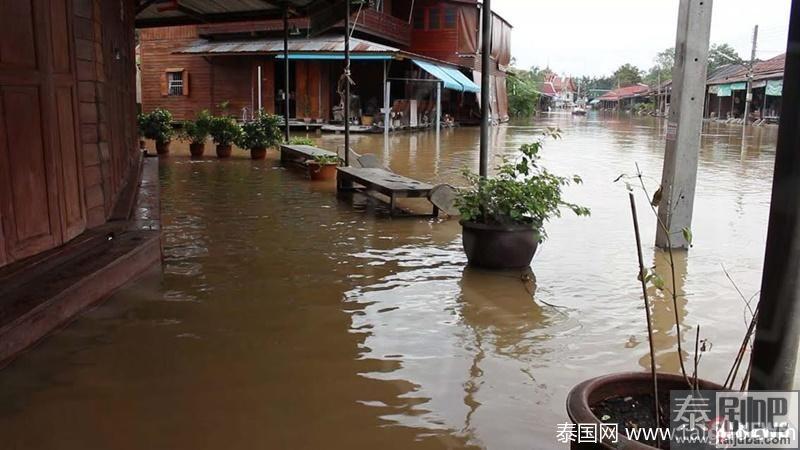 泰国旅游:一场大雨“安帕瓦”被淹成了名副其实的水上市场