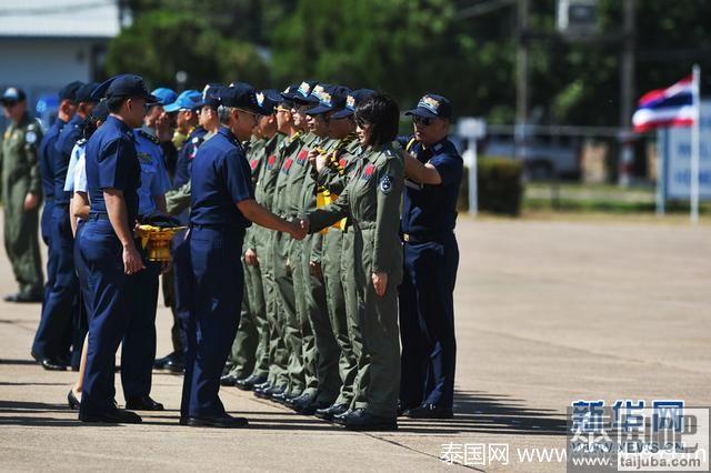 中国空军八一飞行表演队成员与泰国空军总司令迪托上将(左二)握手致意