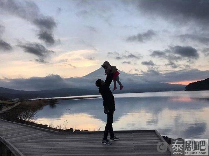 泰星Kanchai和mayfuang夫妇与女儿旅游照