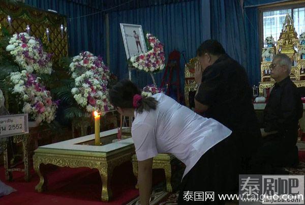 泰国摄影师因多付小费被打死