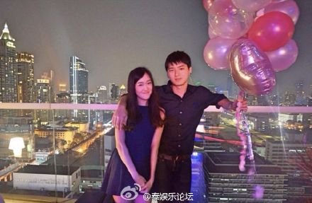 泰星Kristtps与女友甜蜜海外出游