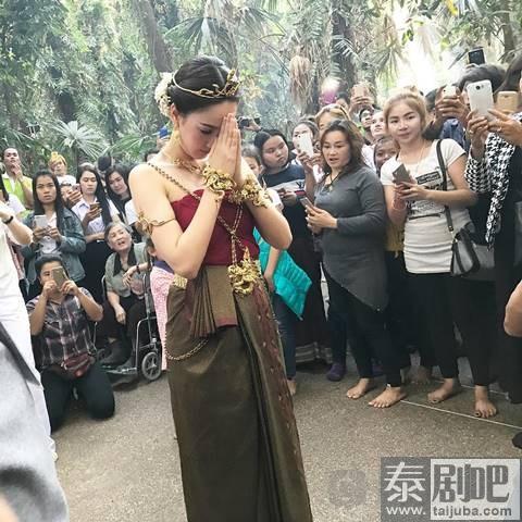 《三面娜迦》完美收官 女主角Taew乌隆府跳舞显神秘