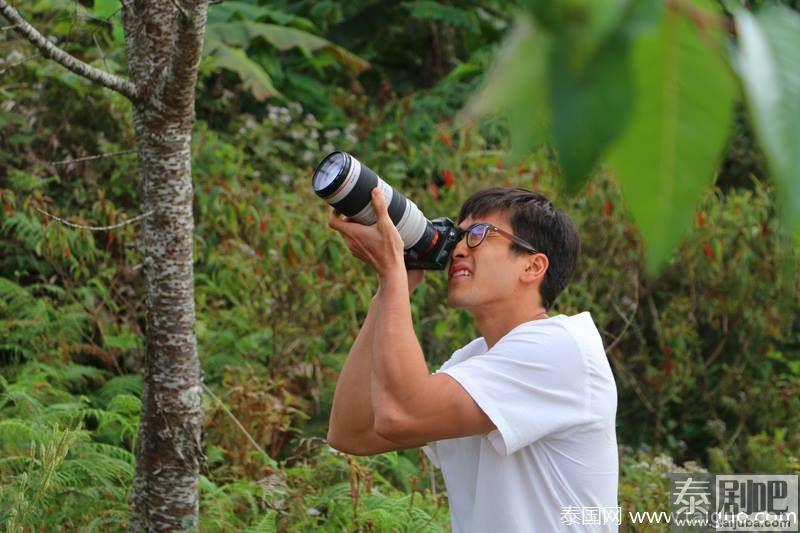 泰星Nadech携粉丝到黎府学校捐电脑