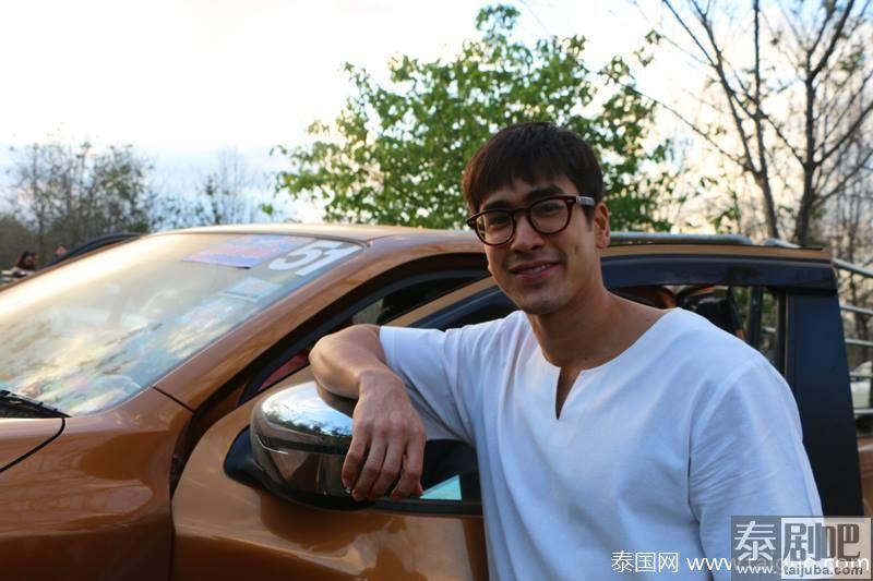 泰星Nadech携粉丝到黎府学校捐电脑