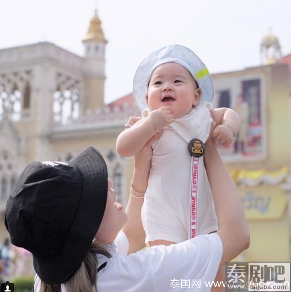 泰星BIEKPN和Gubgib带女儿BaoBao过儿童节